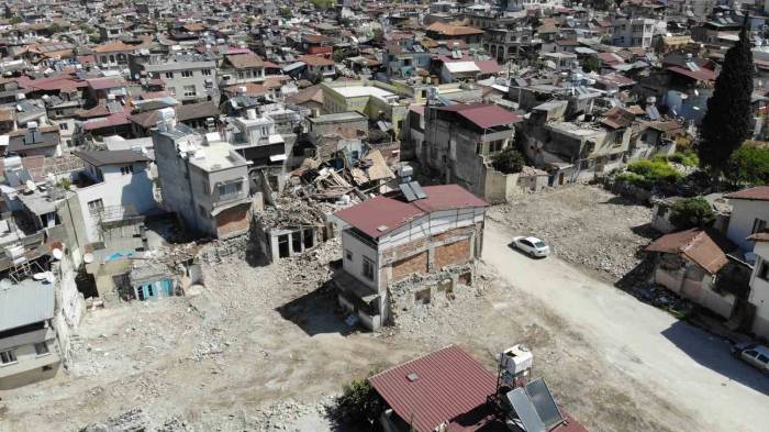 Hatay’da Enkazların Gölgesinde Bayram Hazırlığı