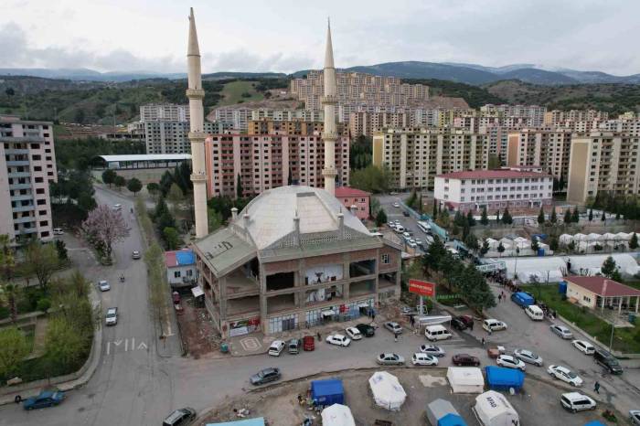 Cami Hasar Aldı, 3 Şerefeli 46 Metrelik Minareler Sağlam Kaldı
