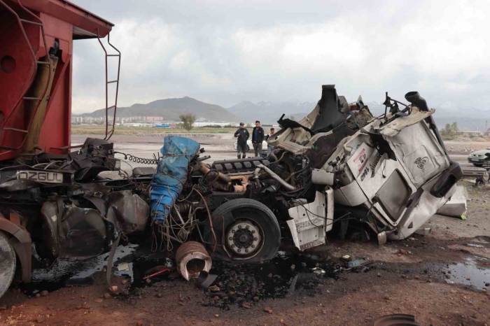 Lokomotifin Çarptığı Tır Hurdaya Döndü: 1 Yaralı
