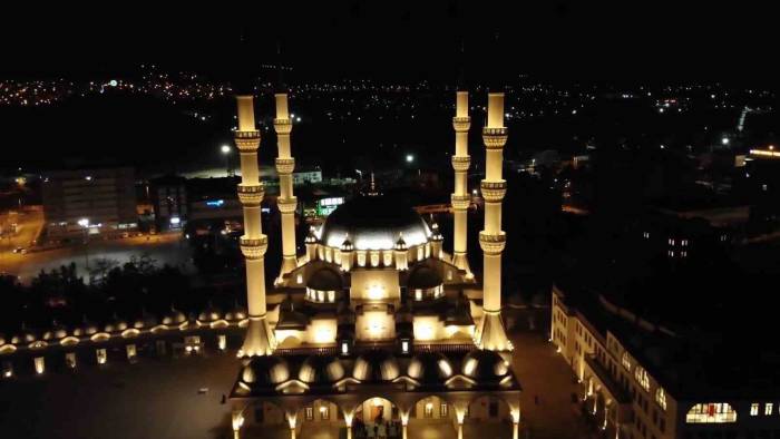 Kırıkkale’de 7’den 70’e Herkes Camilere Akın Etti: Kadir Gecesi Dualarla İdrak Edildi