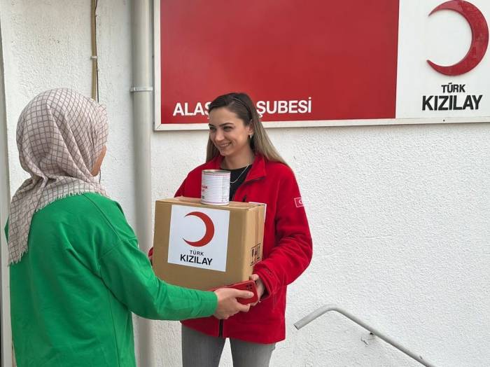 Kızılay İhtiyaç Sahiplerinin Yüzünü Güldürdü