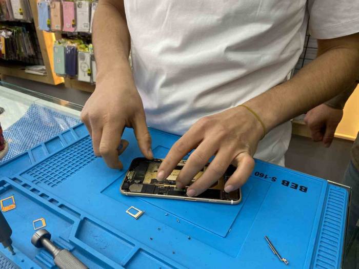 Küçükçekmece’de Telefon Bataryasının Patladığı Anlar Kamerada