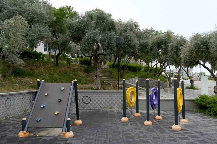 Kuşadası’nda Çocuk Parkları Güvenli Hale Getiriliyor