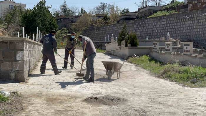 Melikgazi’de Mezarlıklar Bayrama Hazırlanıyor