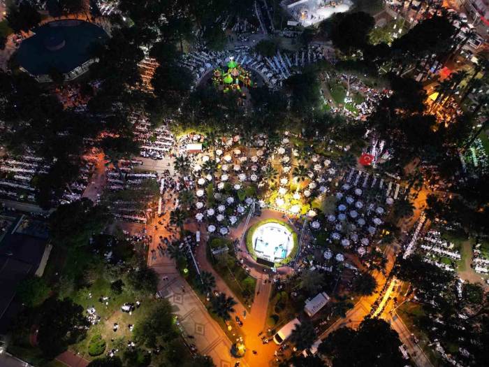 Menemenlilere Kadir Gecesi’nde Dev İftar Sofrası