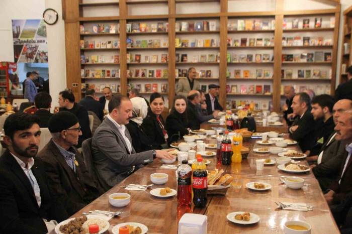 Malazgirt’te Depremzedeler, Şehit Aileleri Ve Gaziler Onuruna İftar Yemeği