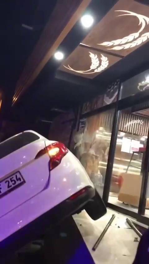 Pendik’te Kaza Yapan Araç Fırına Daldı: 5 Kişi Yaralandı