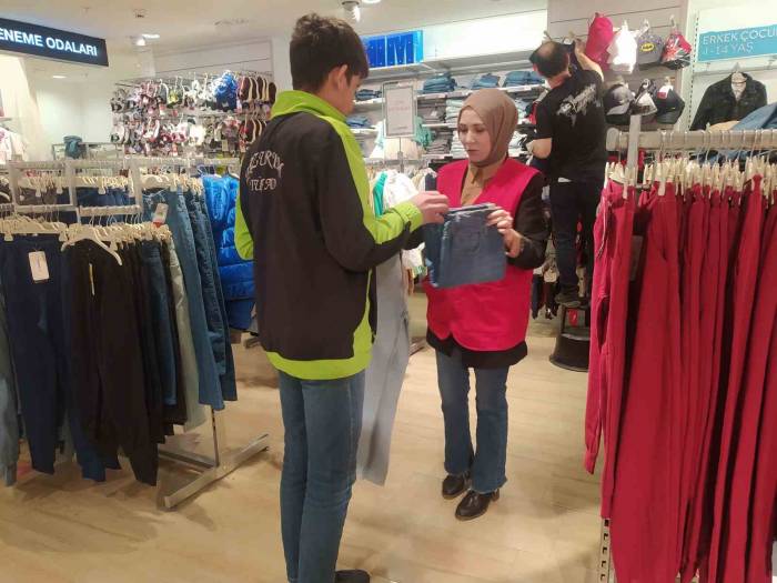 Ağrılı Yetimler Bayramlık Sevinci Yaşadı
