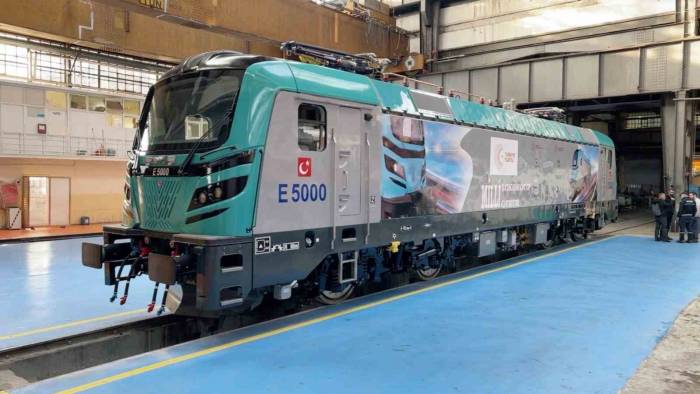İlk Yerli Ve Milli Elektrikli Anahat Lokomotifi E5000 Raylara İniyor