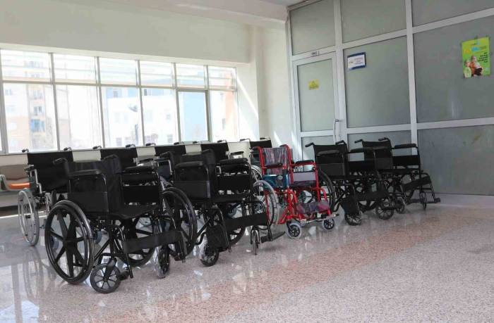 Van Büyükşehir Belediyesinden 10 Vatandaşa Tekerlekli Sandalye