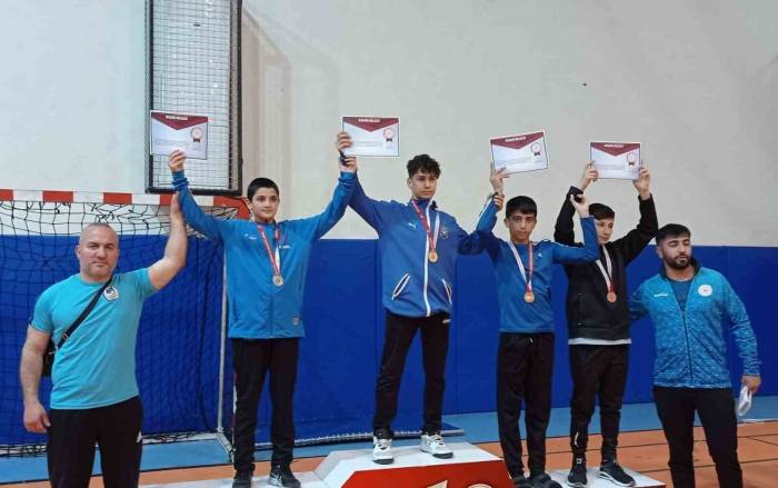Yunusemreli Güreşçiler Antalya’da 5 Madalya Kazandı
