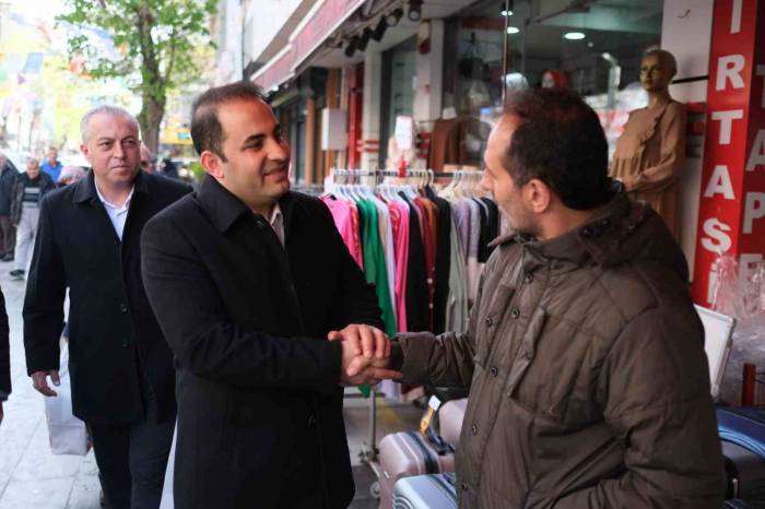 Ak Parti Milletvekili Adayı Harun Çelik, Esenyurt’ta Kararsız Genci Böyle İkna Etti