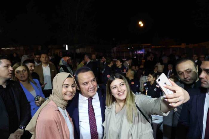 Başkan Muhittin Böcek Personeli İle İftarda Buluştu