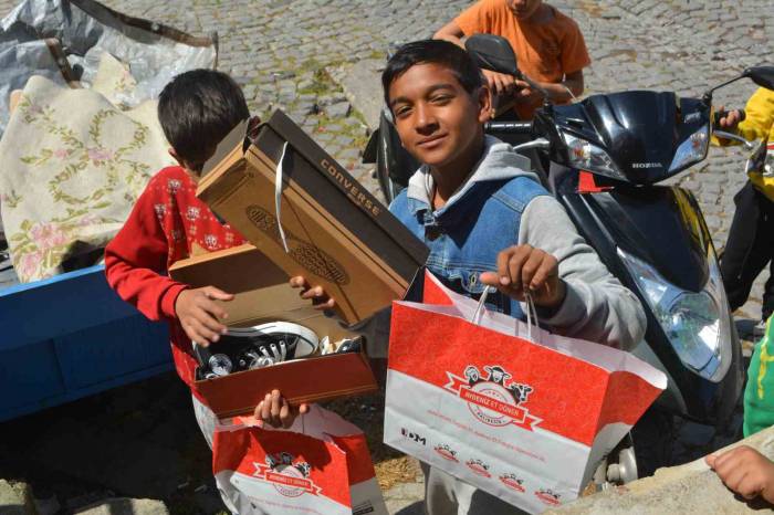 Hayırsever İş İnsanından 350 İhtiyaç Sahibi Çocuğa Bayramlık Desteği