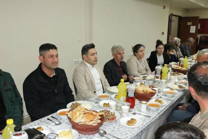 Kaymakam Özçelik Depremzede Vatandaşlarla İftar Yaptı