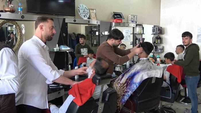 Tatvan’da Bayram Öncesi Berberlerde Yoğunluk