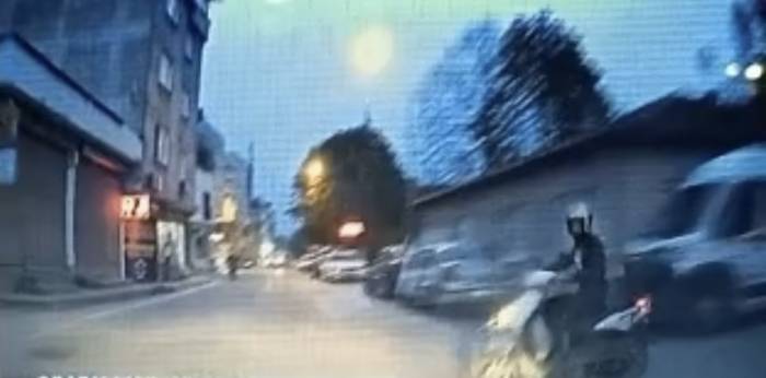 Otomobil Motosikletli Sürücüye Böyle Çarptı