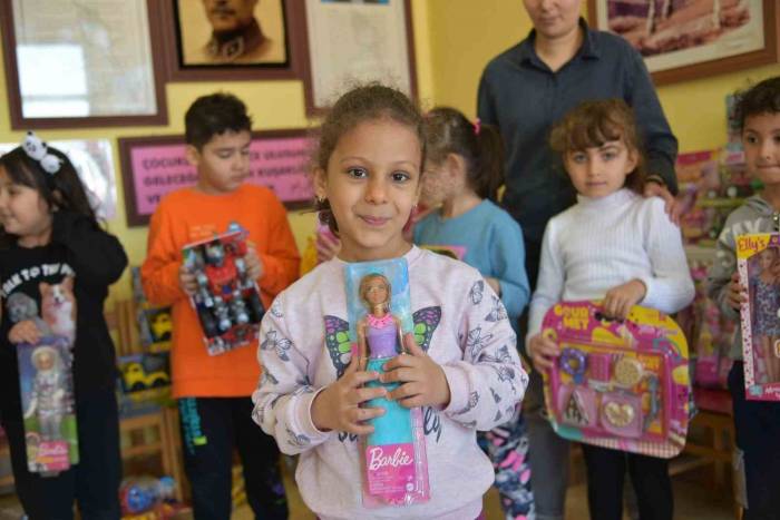 Depremzede Çocuklara Bayram Hediyesi Anaokulu Öğrencilerinden