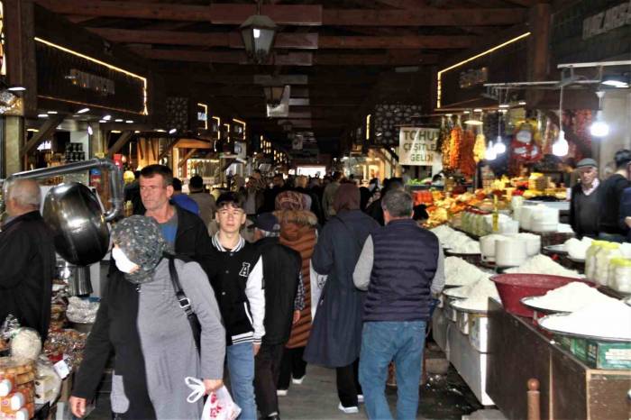 Tarihi Kapalı Çarşı’da Bayram Yoğunluğu