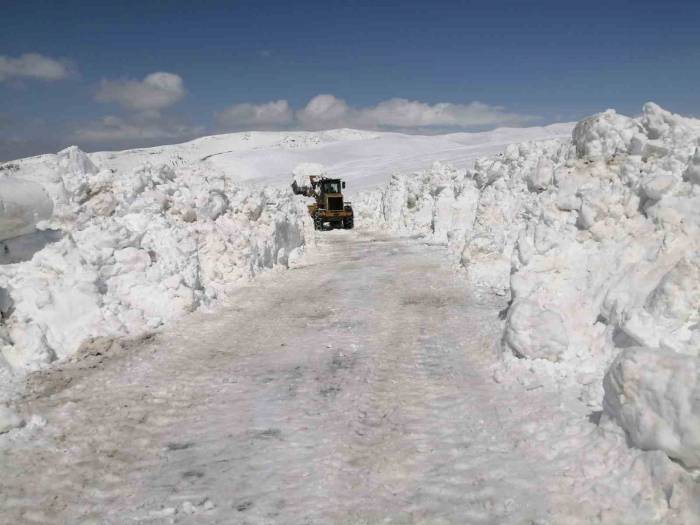 Erzurum’da Nisan Ayında Karla Mücadele