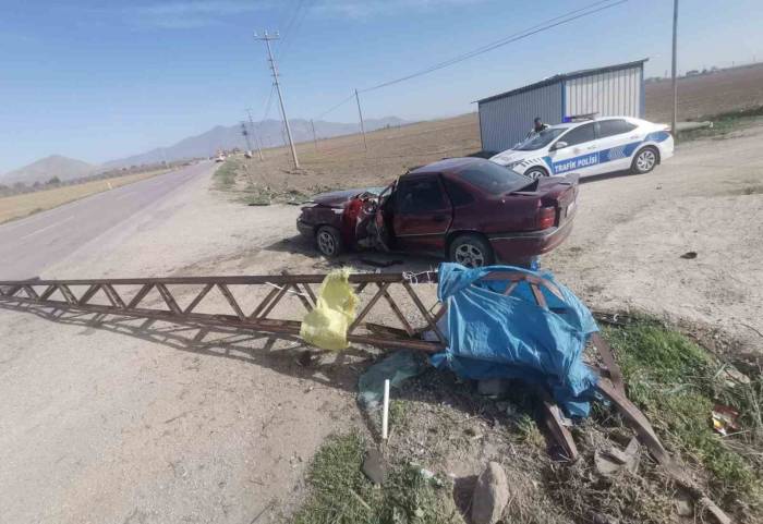 Karaman’da Kontrolden Çıkan Otomobil Elektrik Direğine Çarptı: 1 Yaralı