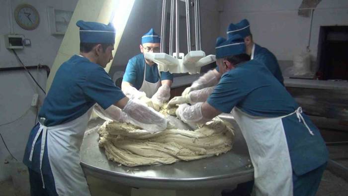 Bayram Öncesi Çekme Helva Mesaisi: Sabah Saatlerine Kadar Üretim Yapıyorlar