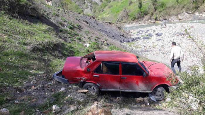 Mıcıra Kapılan Otomobil Şarampole Yuvarlandı: 2’si Ağır 5 Yaralı