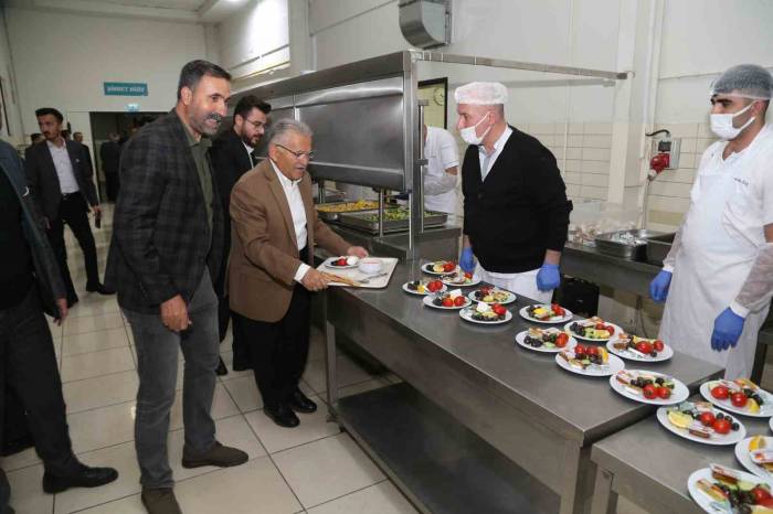 Bakan Akar Ve Başkan Büyükkılıç, Sahuru Mobilya İşçileriyle Yaptı