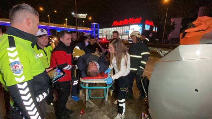 Bariyerlere Çarpan Hafif Ticari Araç Devrildi : 1 Yaralı