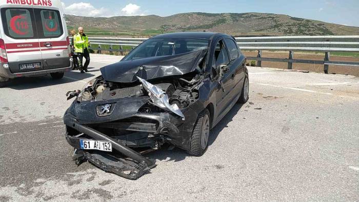 Çorum’da Otomobil Bariyerlere Çarptı: 1 Yaralı