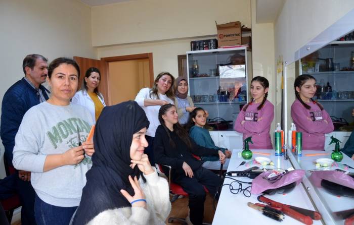 Kursiyerler Yaptıkları Saç Bakımıyla Öğrencileri Sevindirdi
