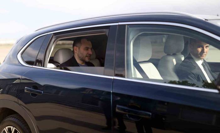 Bakan Akar’dan Ukrayna Altyapı Bakanı Kubrakov’a Togg Jesti