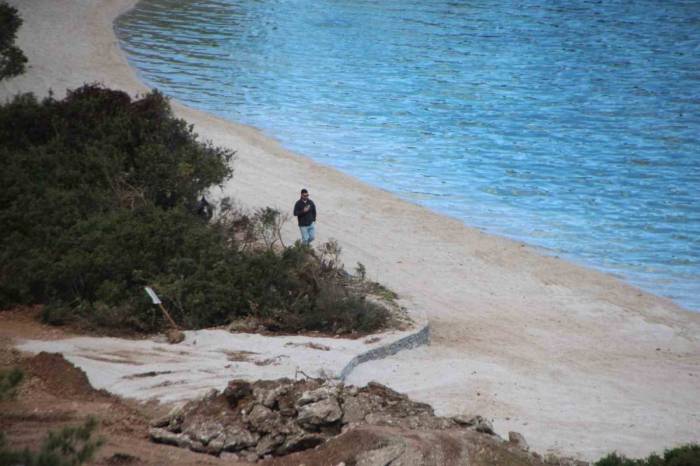 Sahile Kum Döktüler, Denize Beton Blok Yerleştirdiler