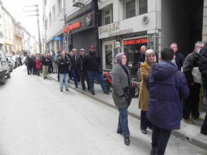 Vatandaşların Metrelerce Uzayan Baklava Kuyruğu
