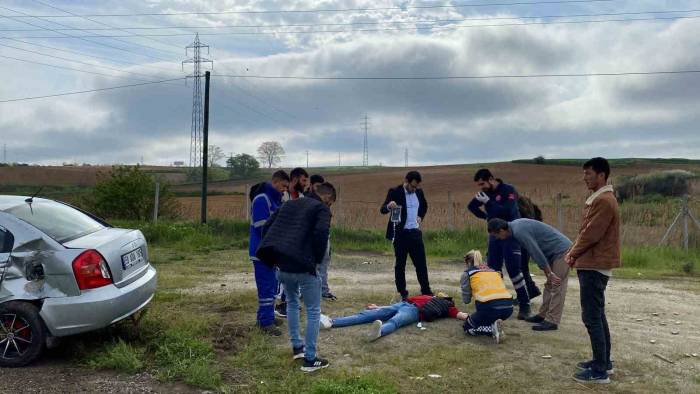 Otomobil İş Yeri Duvarına Çarptı, Sürücü Yaralandı