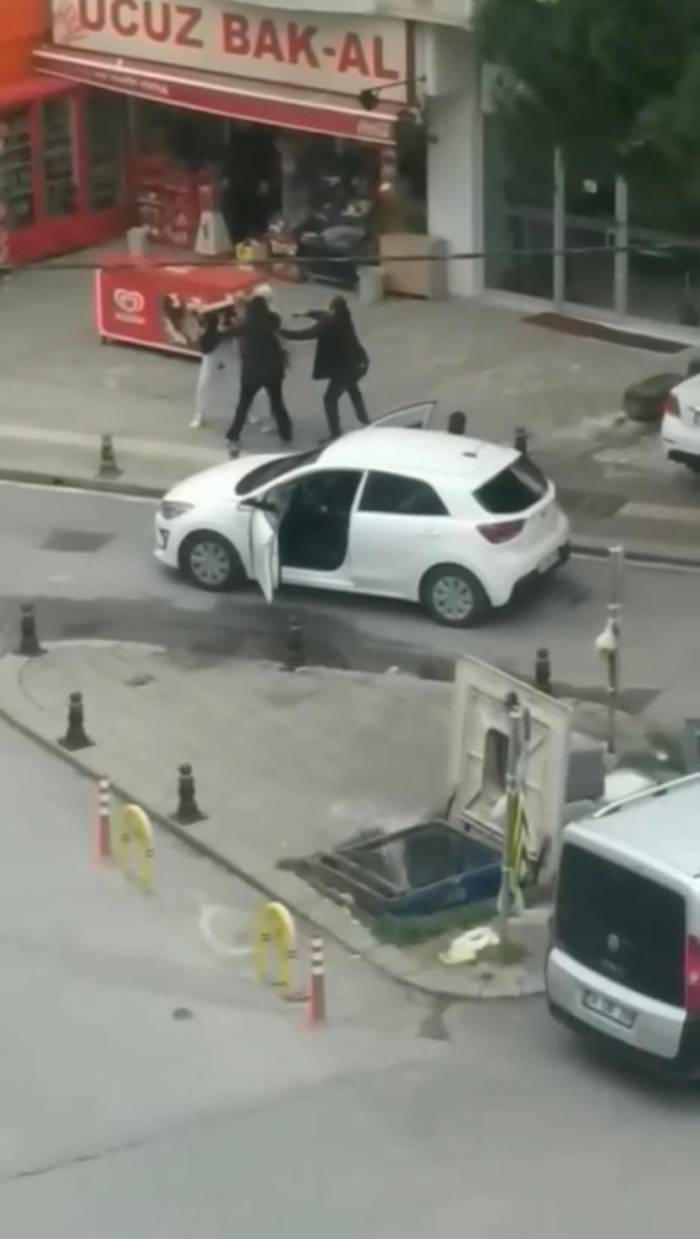 Pendik’te Kadın Sürücülerin Yol Verme Kavgasında Tekmeler Havada Uçuştu