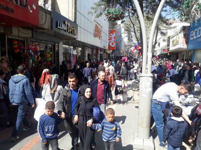 Geleneklerini Yaşatan Vatandaş, Bayram Alışverişi İçin Çarşının Yolunu Tuttu