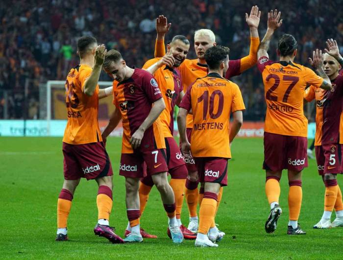 Galatasaray 5 Hafta İstanbul’dan Çıkmayacak
