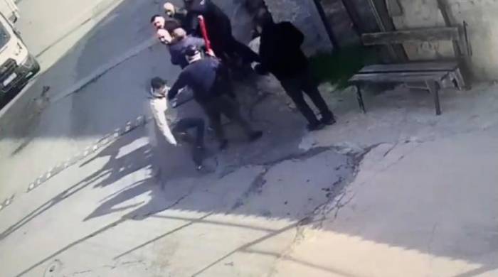 Sultanbeyli’de Bıçaklı Kavga Kamerada: Yaşlı Adamı Bıçaklayıp Kaçtı
