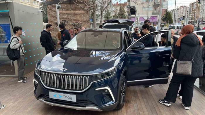 Eskişehir’de Sergilenen Togg Vatandaşların İlgi Odağı Oldu