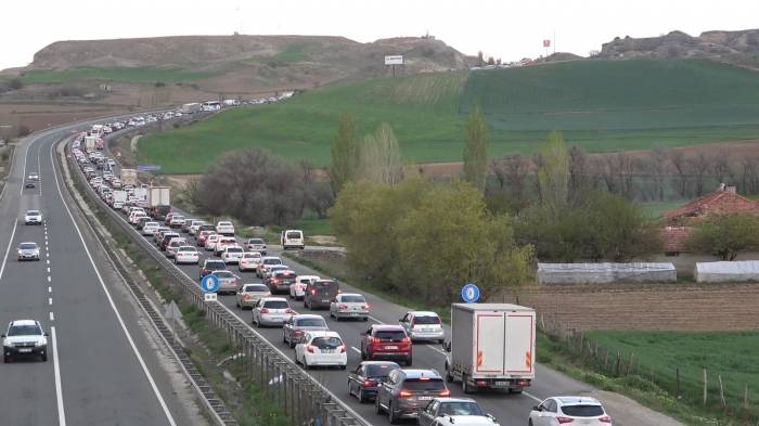 43 İlin Geçiş Noktasında Trafik Yoğunluğu: Sürücülerin Dikkatsizliği Kazaları Da Beraberinde Getirdi