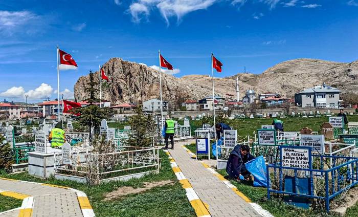 Van’da Ramazan Bayramı Öncesi Mezarlıklar Temizlendi