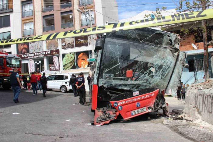 Kontrolden Çıkan Belediye Otobüsü Duvara Çarptı: 10 Yaralı