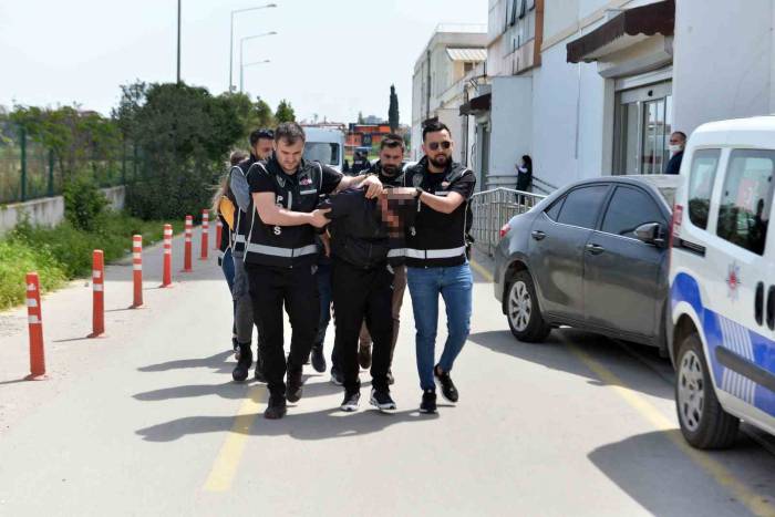 Silah Kaçakçılığında Kızını Da Kullanan Babaya Operasyon: 30 Adet Tabanca Ele Geçirildi