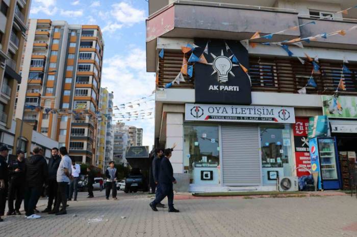 14 El Ateş Etmiş: Ak Parti Çukurova İlçe Başkanlığına Silahlı Saldırı Düzenleyen Şüpheli Yakalandı
