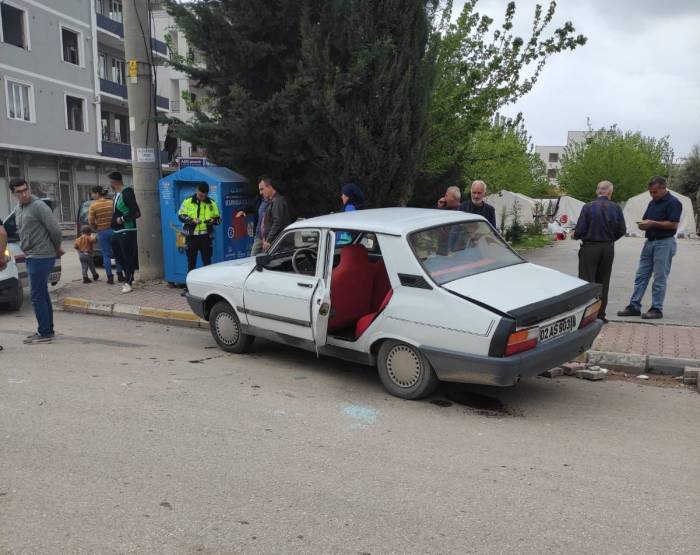 İki Otomobil Çarpıştı: 1 Yaralı