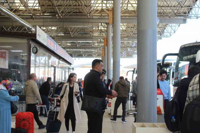 Afyonkarahisar Otogarında Beklenen Yolcu Yoğunluğu Yaşanmadı