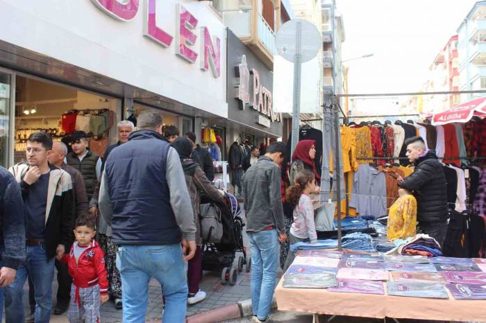 Afyonkarahisar’da Kurulan Bayram Pazarında Arife Günü Yoğunluğu