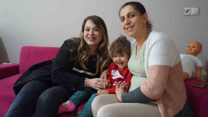 Üniversiteli Gençten Buruk Bayram Sevinci Yaşayan Depremzedelere Destek