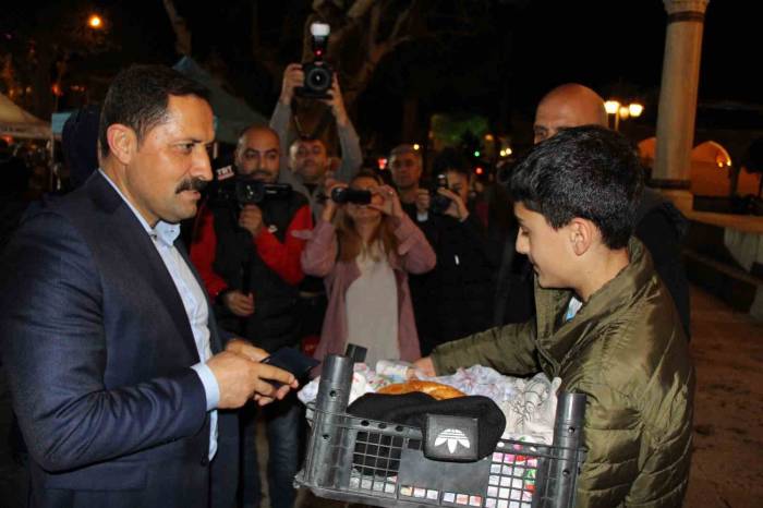Halka Simit Dağıtan Vali Masatlı Simit Satamayan Çocuğun Tüm Simitlerini Satın Aldı